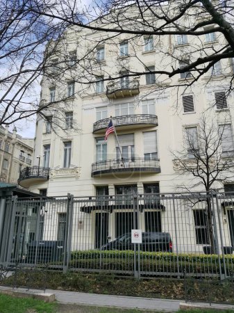 Foto de Embajada de los Estados Unidos en Budapest. EE.UU. edificio y bandera. - Imagen libre de derechos