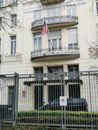 Foto de Embajada de los Estados Unidos en Budapest. EE.UU. edificio y bandera. - Imagen libre de derechos