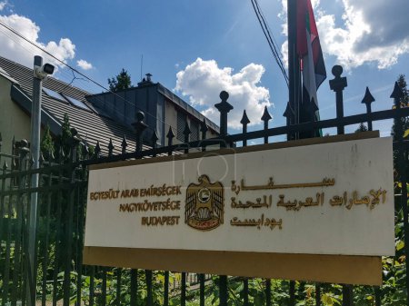 Téléchargez les photos : Ambassade des Émirats arabes unis à Budapest, panneau d'information et drapeau - en image libre de droit
