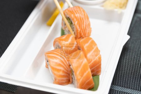 Sushi jest na stole. Japońska pyszna kuchnia