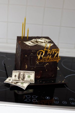 Téléchargez les photos : Gâteau au chocolat avec dollars et inscription joyeux anniversaire - en image libre de droit