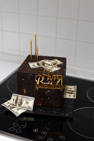Téléchargez les photos : Gâteau au chocolat avec dollars et inscription joyeux anniversaire - en image libre de droit