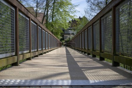Foto de Puente sobre el arroyo. Alemania. Bielefeld. Puente pequeño, foto de alta calidad - Imagen libre de derechos