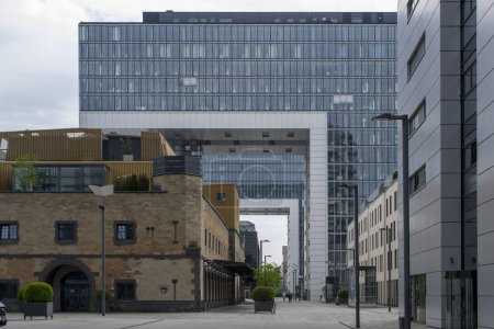 Téléchargez les photos : Architecture moderne de la ville de Cologne. Photo de haute qualité - en image libre de droit