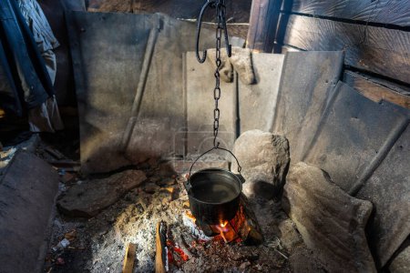 Téléchargez les photos : Faire à manger en montagne Maison des Carpates avec de l'eau bouillante sur le feu ouvert, Ukraine occidentale, Europe, gros plan - en image libre de droit