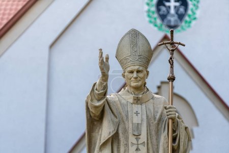 Téléchargez les photos : Monument au pape Jan Pawel II près de l'église catholique dans la rue de la ville de Truskavets, en Ukraine, gros plan. Statue du Pape Jean-Paul II - en image libre de droit