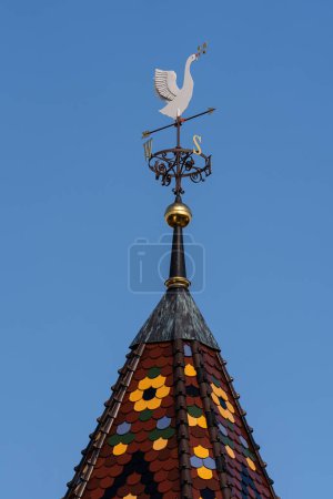 Foto de Veleta meteorológica con pájaro blanco en la parte superior de una torreta en la calle, Ucrania, de cerca - Imagen libre de derechos