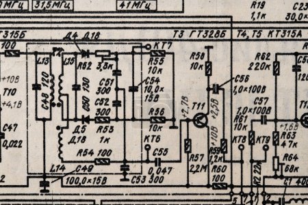 Foto de Antiguo circuito de radio impreso en el diagrama de electricidad de papel vintage como fondo para la educación, las industrias eléctricas y la reparación. Esquema de radio eléctrica de la URSS, de cerca - Imagen libre de derechos