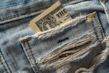 Téléchargez les photos : Un billet d'un dollar dans la poche du jean, gros plan - en image libre de droit
