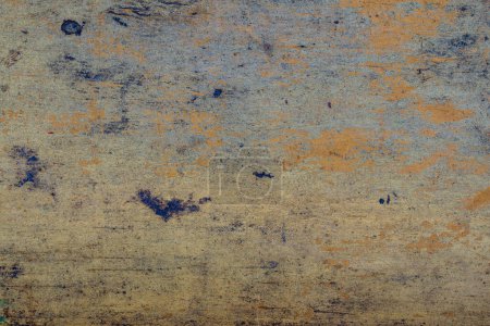 Téléchargez les photos : Vieille planche en bois avec peinture jaune minable, gros plan, vue de dessus. Mur en bois obsolète fond et texture du panneau - en image libre de droit