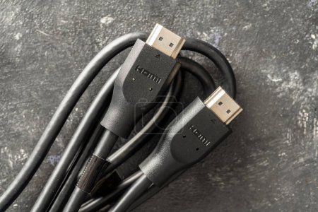 HDMI-Kabel auf schwarzem Hintergrund, Nahaufnahme. HDMI-Kabelanschluss