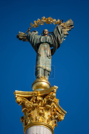 Téléchargez les photos : Monument à l'indépendance à Kiev, Ukraine. Statue d'un ange, en cuivre et plaqué or, debout sur un grand pilier, au centre de Kiev, Ukraine. - en image libre de droit