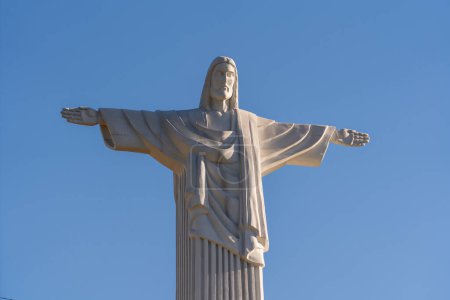 Téléchargez les photos : La statue de 12 mètres de haut de Jésus-Christ est une copie d'une sculpture similaire à Rio de Janeiro. Ville de Truskavets, Ukraine occidentale. Grande statue de Jésus-Christ - en image libre de droit