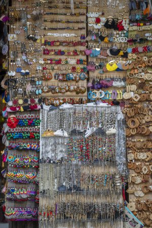 Téléchargez les photos : Boucles d'oreilles colorées faites à la main à vendre pour les touristes au marché de rue à Hoi Une vieille ville, Vietnam, gros plan - en image libre de droit