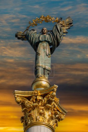 Téléchargez les photos : Monument à l'indépendance à Kiev, Ukraine. Statue d'un ange, en cuivre et plaqué or, debout sur un grand pilier, au centre de Kiev, Ukraine. - en image libre de droit