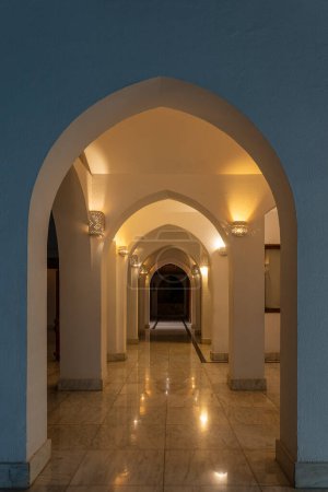 Foto de Detalle de pared y pasillo con muchos arcos en la noche en Egipto hotel en Sharm el Sheikh, concepto de arquitectura - Imagen libre de derechos