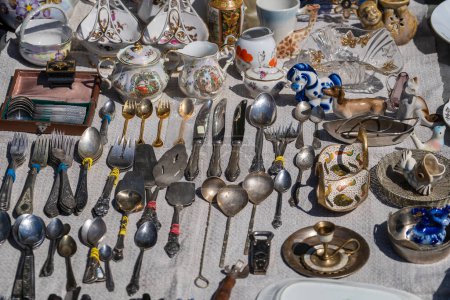 Foto de Antiques at a flea market, aged silver cutlery - spoons, knives, forks and other vintage items on the street for sell in Kyiv, Ukraine, close up - Imagen libre de derechos