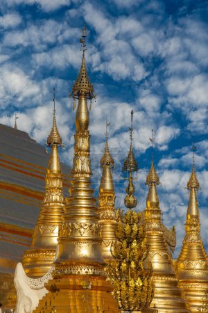 Téléchargez les photos : Golden Shwedagon Pagoda at blue sky background in Yangon, Myanmar, Burma - en image libre de droit