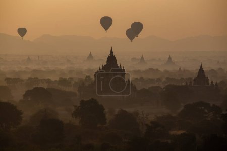 Téléchargez les photos : Hot air balloons over Bagan plain at sunrise, Myanmar, Burma. Popular tourist destination - en image libre de droit