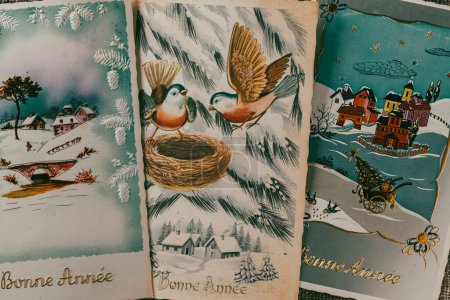 Téléchargez les photos : Old retro french postcards with the words Bonne Annee what is translated Happy New Year in French. French Christmas cards from the seventies, top view - en image libre de droit