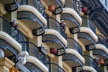 Téléchargez les photos : Détail d'un mur de bâtiment vintage avec de nombreux balcons avec clôture en fonte forgée. Architecture et concept de design - en image libre de droit