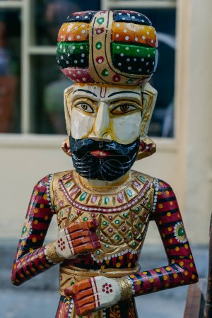 Foto de Detail of a wooden statue of a man on a city street Udaipur, Rajasthan, India. Close up - Imagen libre de derechos