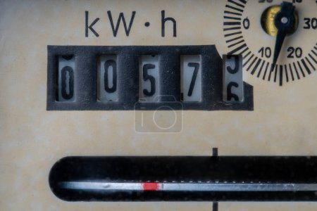 Téléchargez les photos : Old analogue electric meter in private household, close up - en image libre de droit