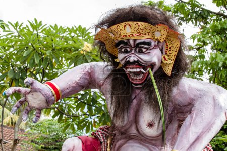 Téléchargez les photos : Ogoh-ogoh à Bali, Indonésie. Ogoh-ogoh sont des statues construites pour le défilé Ngrupuk, qui a lieu la veille de la journée Nyepi à Bali, Indonésie. Une fête hindoue marquée par une journée de silence
. - en image libre de droit