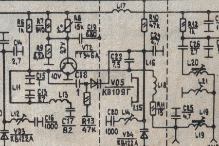 Foto de Antiguo circuito de radio impreso en el diagrama de electricidad de papel vintage como fondo para la educación, las industrias eléctricas y la reparación. Esquema de radio eléctrica de la URSS, de cerca - Imagen libre de derechos