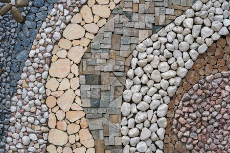 Téléchargez les photos : Pebble Stone texture murale fond ou texture, fermer. Décoration de façade bâtiment - en image libre de droit