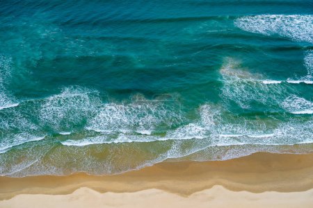 Téléchargez les photos : Vue aérienne d'une plage de sable avec des vagues d'eau de mer bleue dans la ville balnéaire de Nha Trang, province de Khanh Hoa, Vietnam. Concept de voyage et vacances - en image libre de droit