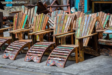 Téléchargez les photos : Old vintage colorful chairs in Ubud street market, island Bali, Indonesia . Close up - en image libre de droit