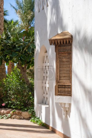 Foto de Ventana cerrada con barras de madera en una antigua pared blanca de una casa en la calle de Egipto en Sharm El Sheikh, de cerca - Imagen libre de derechos