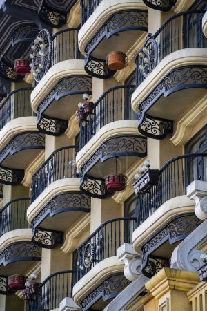 Foto de Detalle de un muro de construcción vintage con muchos balcones con cercas de hierro forjado. Concepto de arquitectura y diseño - Imagen libre de derechos