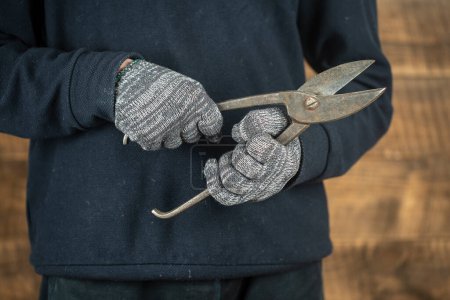 Foto de Hombre mano de trabajador sosteniendo una vieja tijera de metal, de cerca, concepto para trabajos de reparación - Imagen libre de derechos