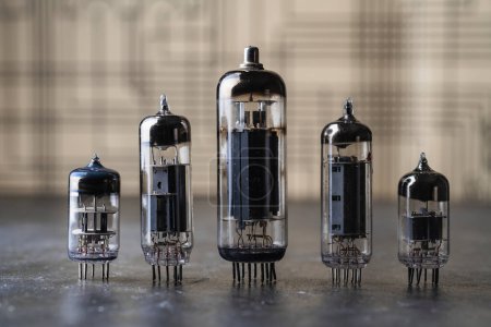 Foto de Old diode lamps of different sizes on a table, close up. Several different vacuum tubes for old radio and TV - Imagen libre de derechos