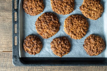 Téléchargez les photos : Délicieux biscuits à l'avoine aux noix sur plaque à pâtisserie, gros plan, vue sur le dessus - en image libre de droit