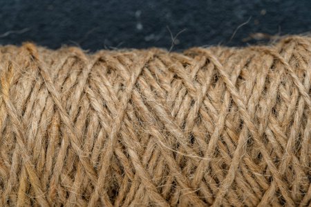 Téléchargez les photos : Natural jute twine skein, close-up. Spool of linen rope texture on the background - en image libre de droit