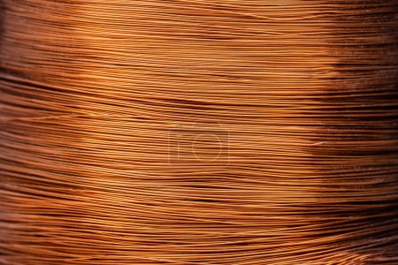 Téléchargez les photos : Metal texture of a coil of copper wire, close-up. Coil of thin copper wire on the background - en image libre de droit