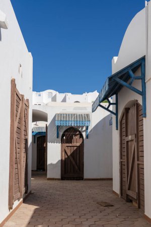 Foto de Edificios de pared blanca en la calle en el día soleado en la ciudad turística Sharm El Sheikh, Egipto, concepto de arquitectura - Imagen libre de derechos