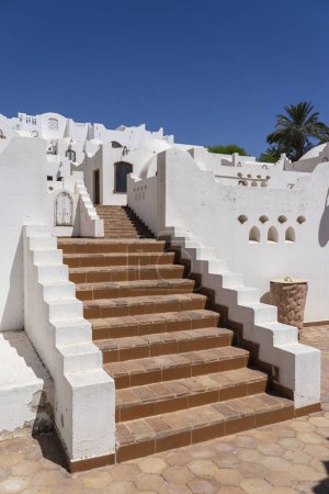 Téléchargez les photos : Détail des escaliers et mur blanc d'une maison sur la rue d'Egypte à Charm El Sheikh, concept d'architecture - en image libre de droit