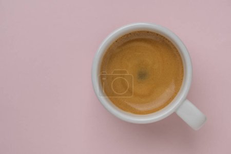 Téléchargez les photos : Tasse à café expresso en porcelaine blanche sur fond rose, vue de dessus, espace de copie, gros plan. Café chaud dans un petit déjeuner - en image libre de droit