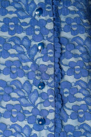 Téléchargez les photos : Détail d'une blouse femme bleue en tissu guipure avec boutons en nacre, gros plan - en image libre de droit