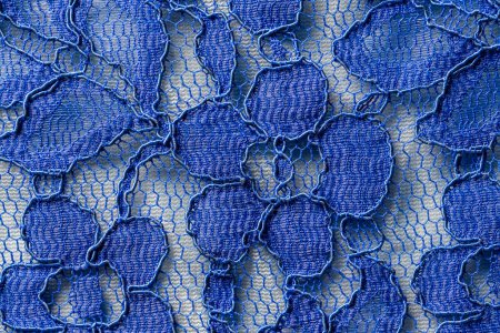 Foto de Detalle de una blusa de mujer azul hecha de tela guipur, de cerca - Imagen libre de derechos