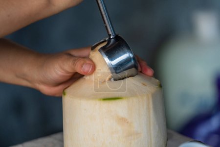 Téléchargez les photos : Femme ouvre une noix de coco dans un café sur l'île de Koh Phangan, Thaïlande, gros plan - en image libre de droit