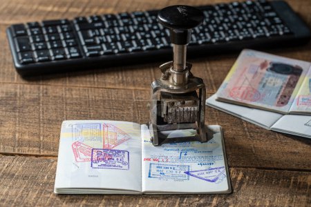 Foto de Inmigración y control de pasaportes en el aeropuerto. Control fronterizo un sello en el pasaporte internacional, de cerca. Concepto de vacaciones y viajes - Imagen libre de derechos