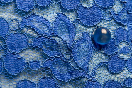 Téléchargez les photos : Détail d'une blouse femme bleue en tissu guipure avec boutons en nacre, gros plan - en image libre de droit