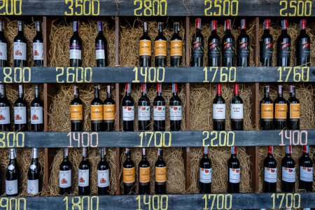 Foto de Koh Phangan, Tailandia - 20 de febrero de 2022: Botellas de vino en los estantes de la tienda de vinos en la isla Koh Phangan, Tailandia - Imagen libre de derechos