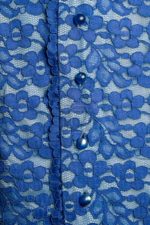 Foto de Detalle de una blusa de mujer azul hecha de tela guipur con botones de nácar, primer plano - Imagen libre de derechos