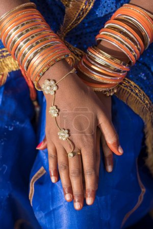Foto de Manos de mujer india con brazaletes de colores, India. De cerca. - Imagen libre de derechos